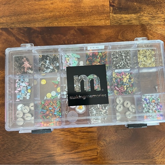 Paper Crafting Brads - 2 boxes with an assortment - Picture 4 of 11